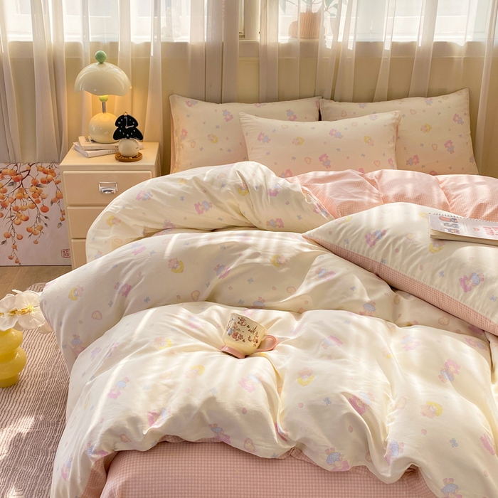 91家纺网 家纺一手货源 找家纺 红日子纺织品 2026新款小清新12868全棉纯棉学生卡通款四件套 萌动女孩