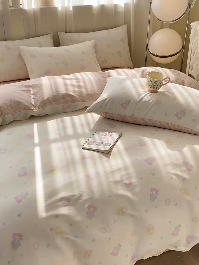 91家纺网 家纺一手货源 找家纺 红日子纺织品 2026新款小清新12868全棉纯棉学生卡通款四件套 萌动女孩