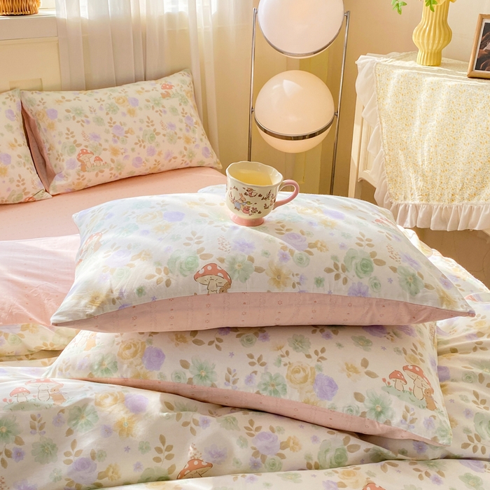 91家纺网 家纺一手货源 找家纺 红日子纺织品 2026新款小清新12868全棉纯棉学生卡通款四件套 蘑菇小兔