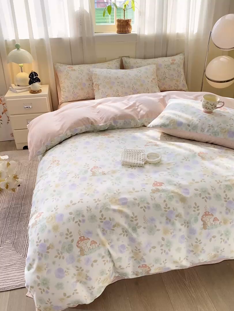 91家纺网 家纺一手货源 找家纺 红日子纺织品 2026新款小清新12868全棉纯棉学生卡通款四件套 蘑菇小兔