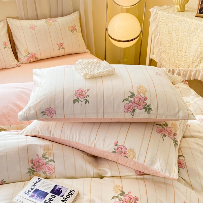 91家纺网 家纺一手货源 找家纺 红日子纺织品 2026新款小清新12868全棉纯棉学生卡通款四件套 芸雅花开