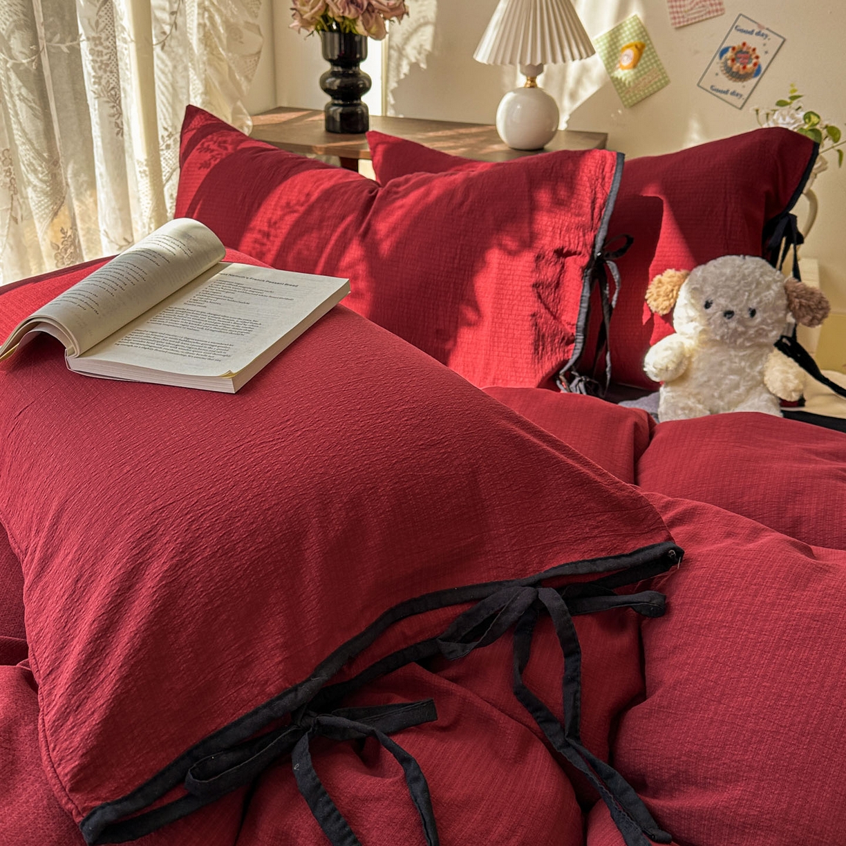 91家纺网 家纺一手货源 找家纺 花伞家居 2026新款小红书系带蝴蝶结双层纱四件套含买家秀 软果酱-红黑