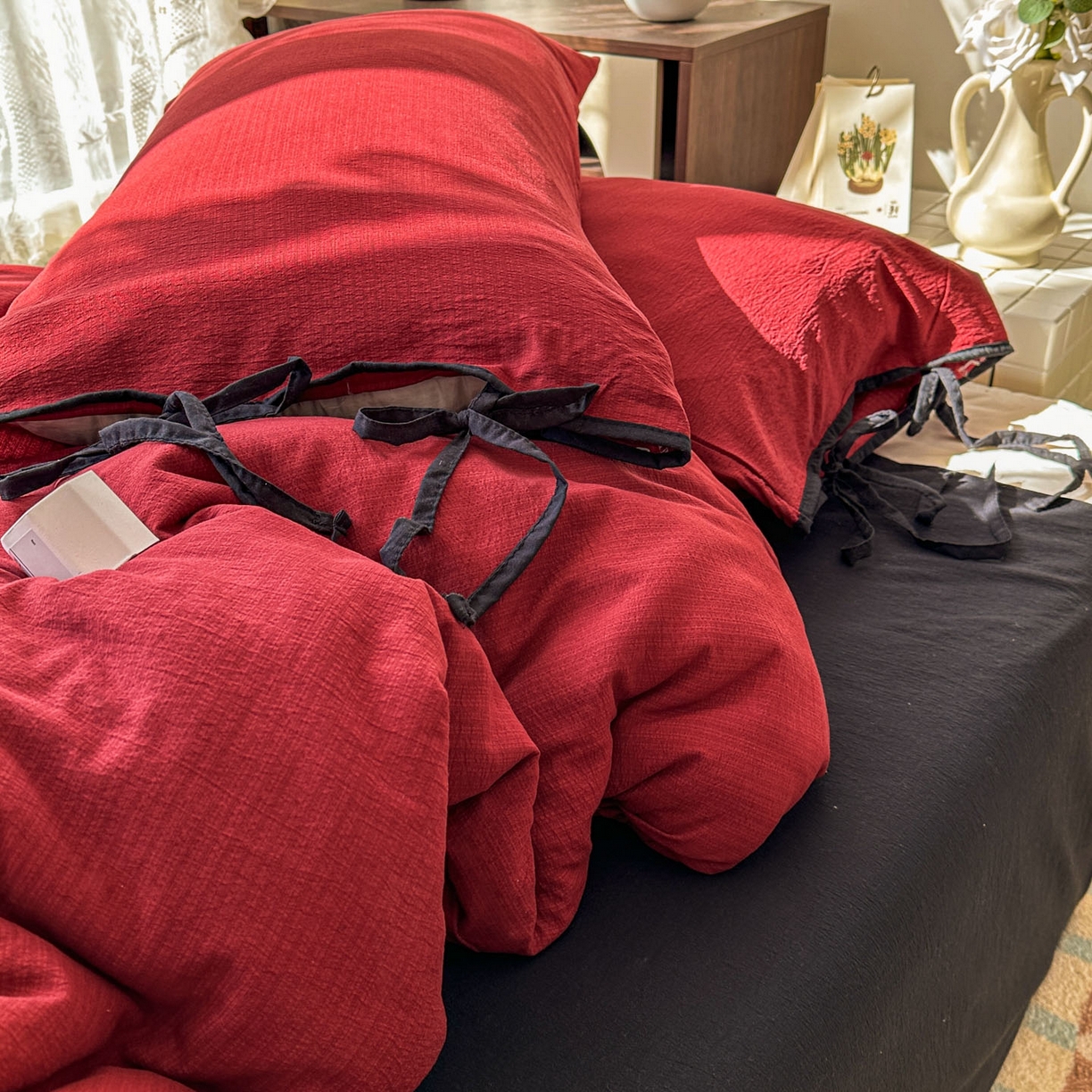 91家纺网 家纺一手货源 找家纺 花伞家居 2026新款小红书系带蝴蝶结双层纱四件套含买家秀 软果酱-红黑