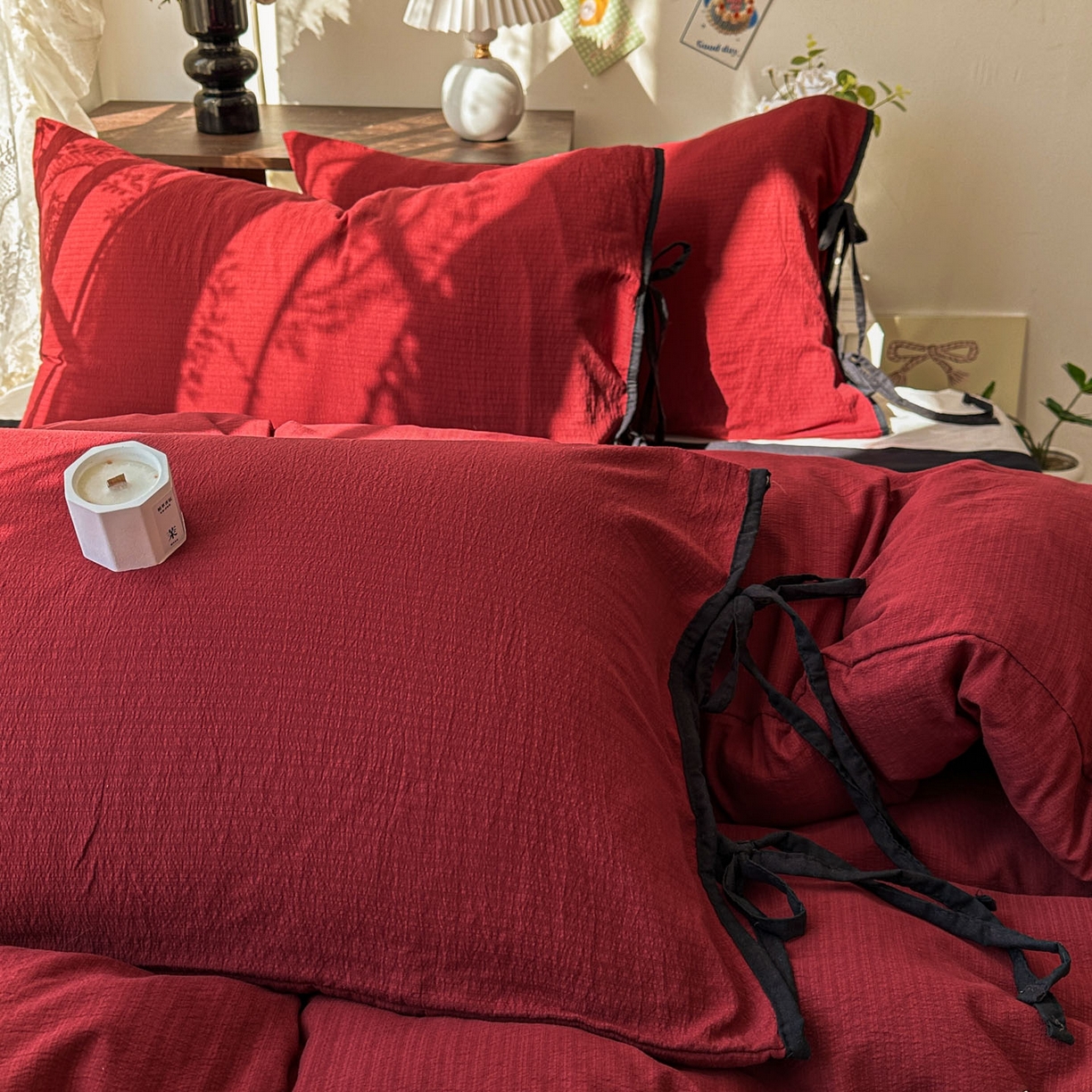 91家纺网 家纺一手货源 找家纺 花伞家居 2026新款小红书系带蝴蝶结双层纱四件套含买家秀 软果酱-红黑