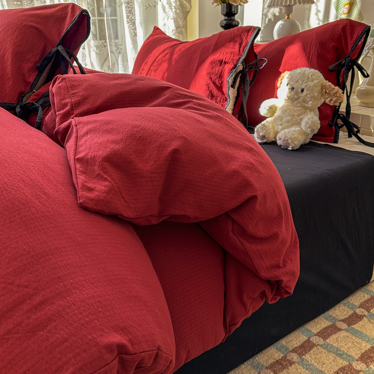 91家纺网 家纺一手货源 找家纺 花伞家居 2026新款小红书系带蝴蝶结双层纱四件套含买家秀 软果酱-红黑