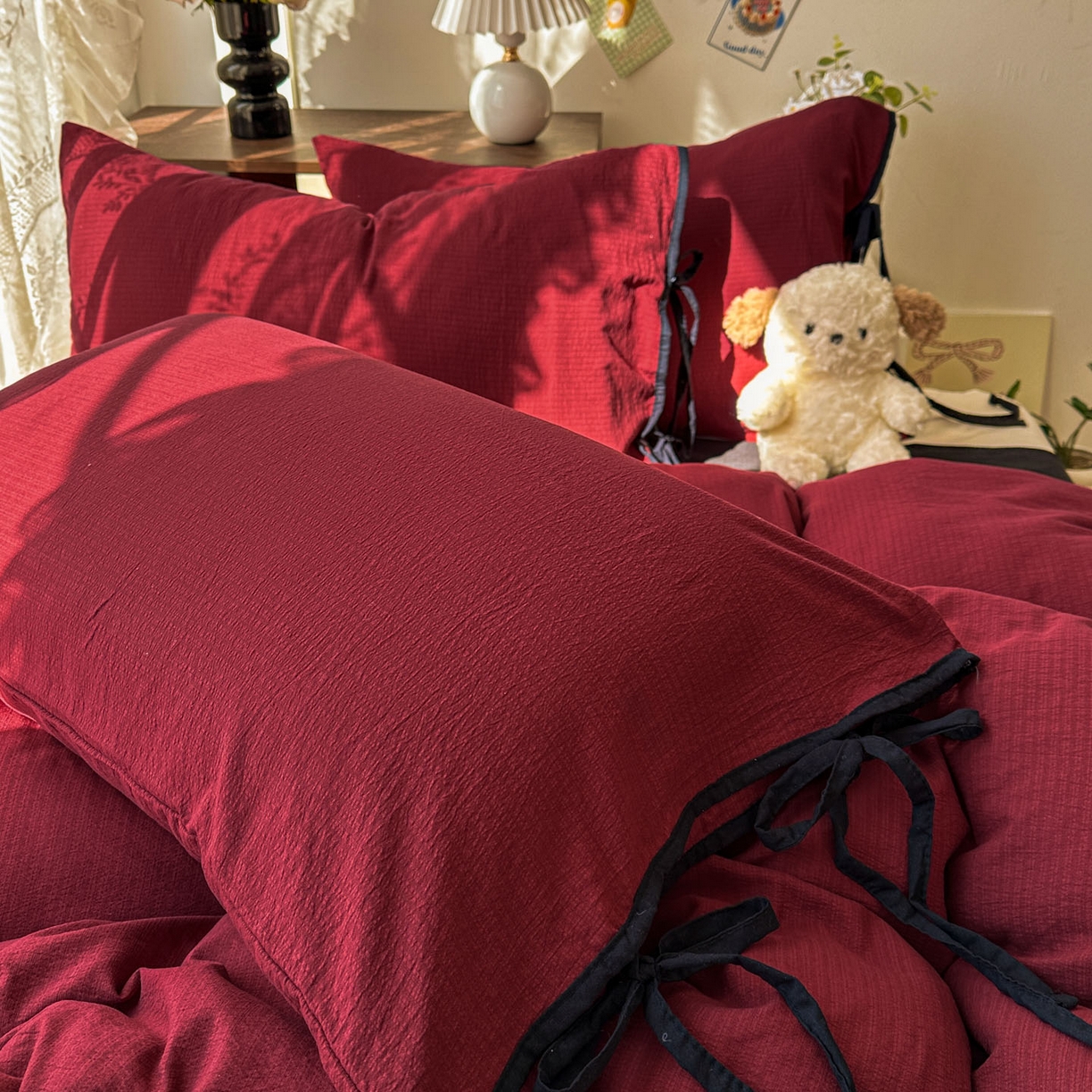 91家纺网 家纺一手货源 找家纺 花伞家居 2026新款小红书系带蝴蝶结双层纱四件套含买家秀 软果酱-红黑