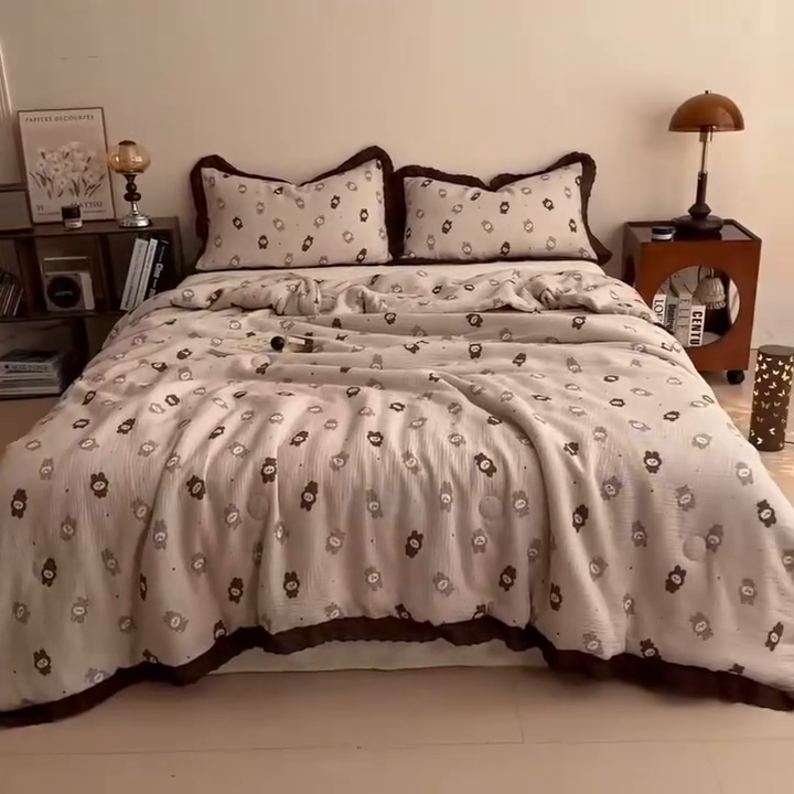 91家纺网 家纺一手货源 找家纺 兄弟坊 2026新款A类美拉德全棉韩版皱皱纱花边大豆夏被夏凉被空调被午睡被 皱皱纱花边款-布娃娃