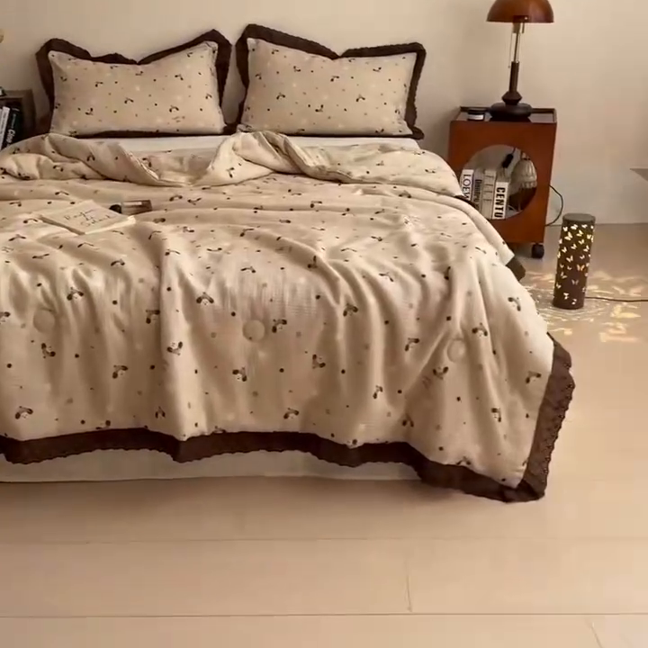 91家纺网 家纺一手货源 找家纺 兄弟坊 2026新款A类美拉德全棉韩版皱皱纱花边大豆夏被夏凉被空调被午睡被 皱皱纱花边款-帽子小狗