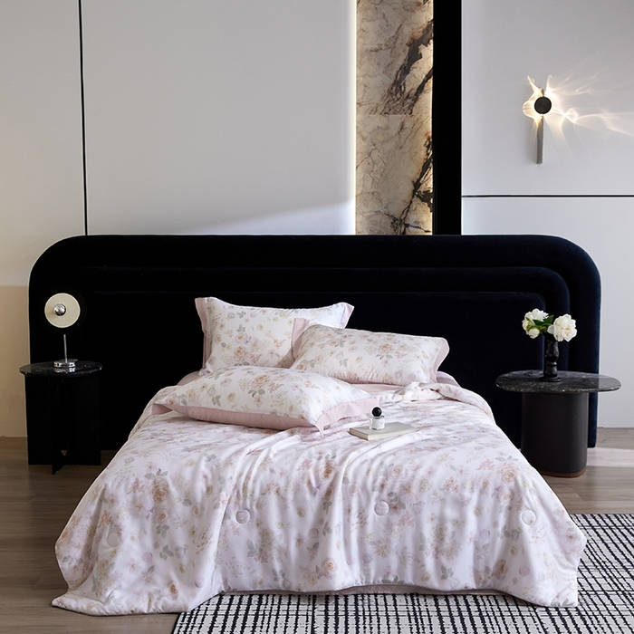 91家纺网 家纺一手货源 找家纺 慕梵家居 2026春夏新款100%莱赛尔天丝夏被空调被夏凉被四件套 念池花粉