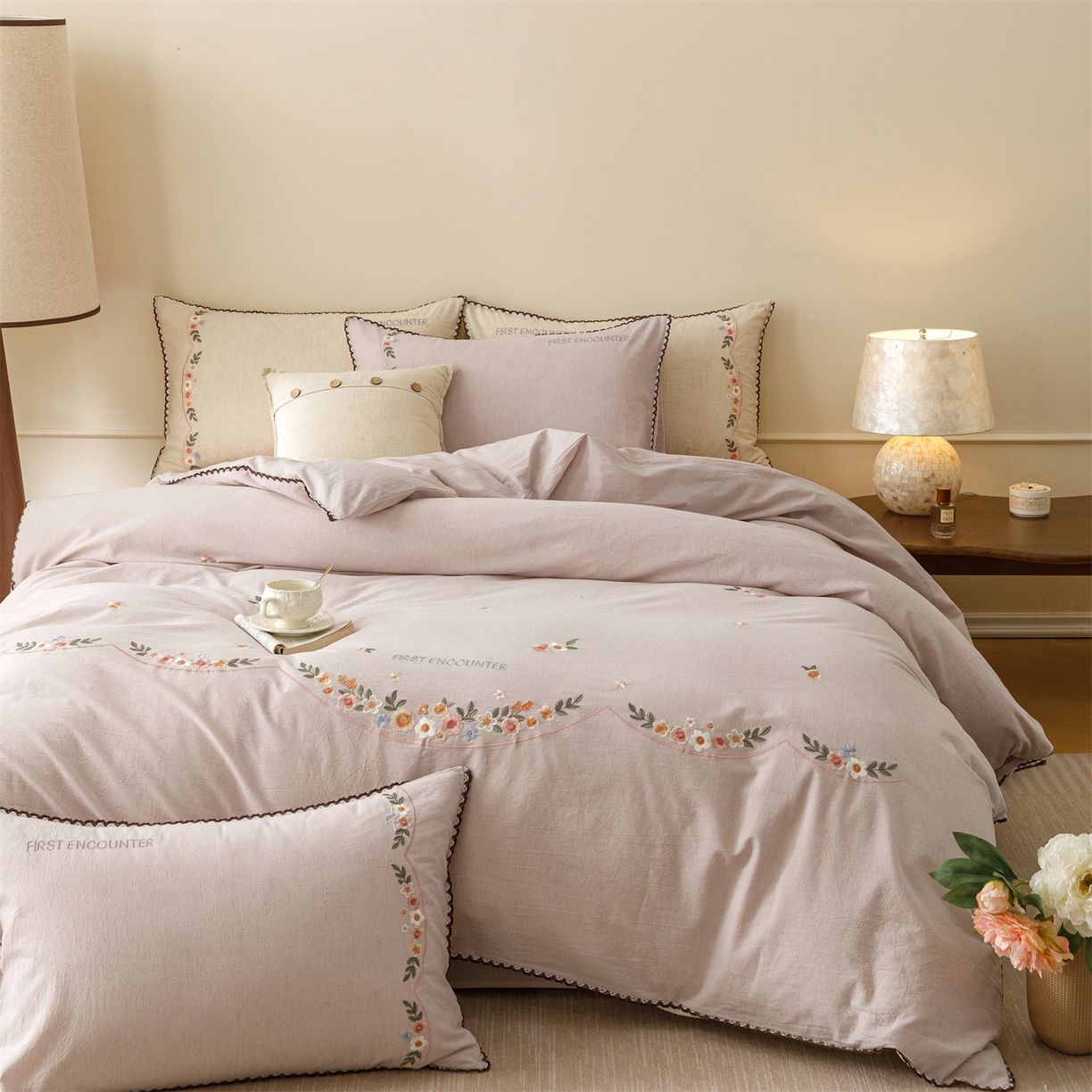 91家纺网 家纺一手货源 找家纺 艾莱家纺 2026新款棉麻刺绣花边款四件套花屿熙 花屿熙-浅紫