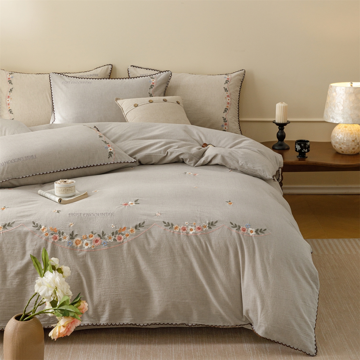 91家纺网 家纺一手货源 找家纺 艾莱家纺 2026新款棉麻刺绣花边款四件套花屿熙 花屿熙-灰色