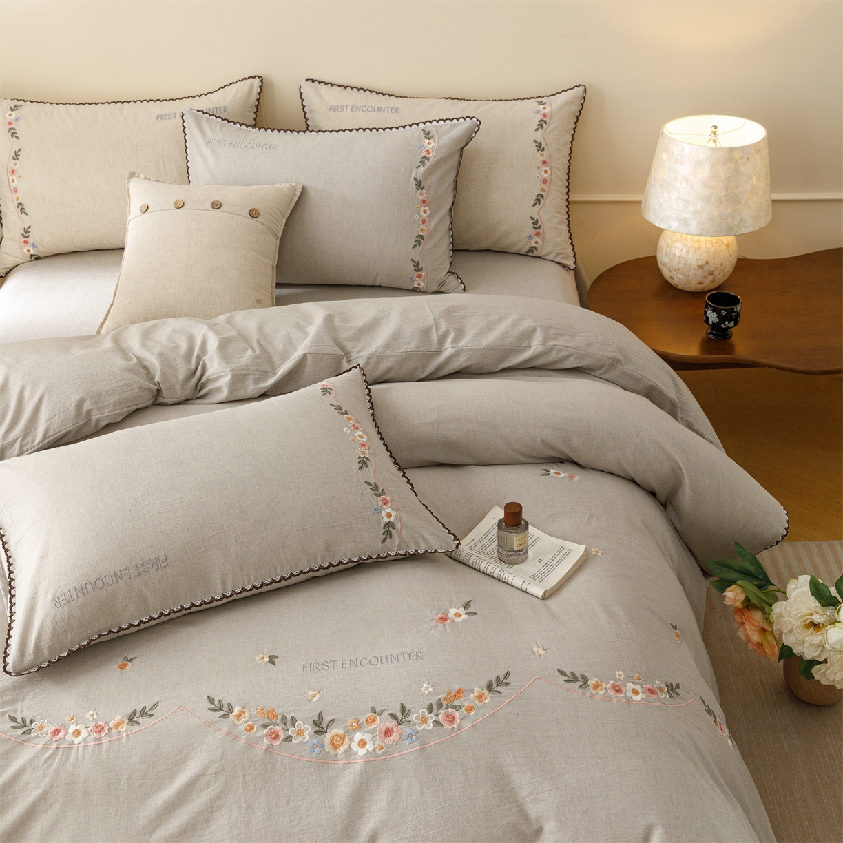 91家纺网 家纺一手货源 找家纺 艾莱家纺 2026新款棉麻刺绣花边款四件套花屿熙 花屿熙-灰色