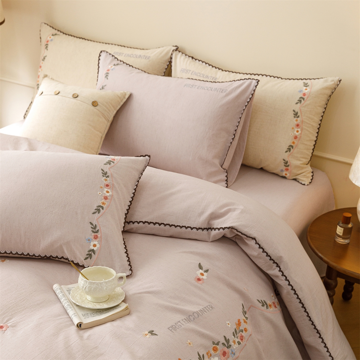 91家纺网 家纺一手货源 找家纺 艾莱家纺 2026新款棉麻刺绣花边款四件套花屿熙 花屿熙-浅紫