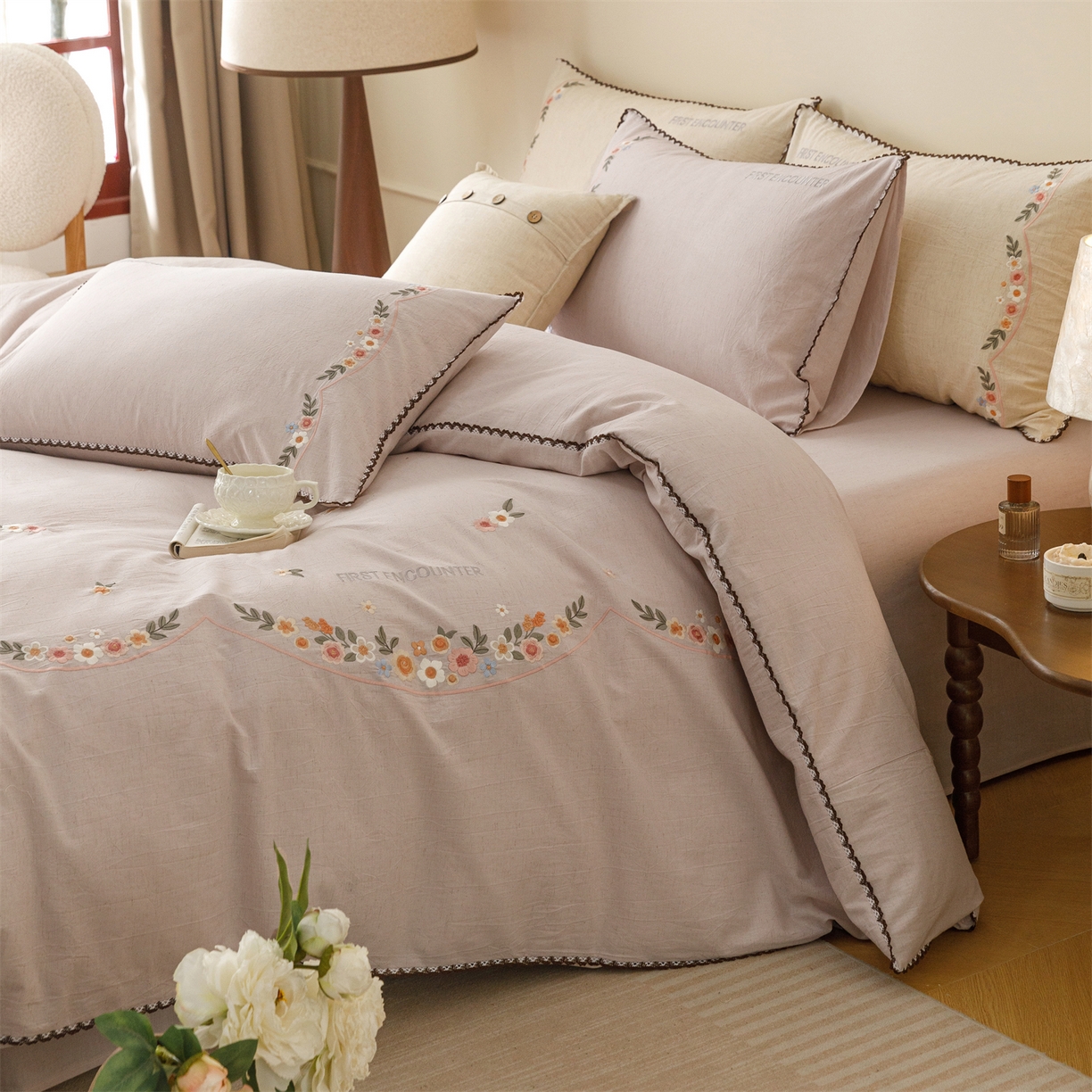 91家纺网 家纺一手货源 找家纺 艾莱家纺 2026新款棉麻刺绣花边款四件套花屿熙 花屿熙-浅紫