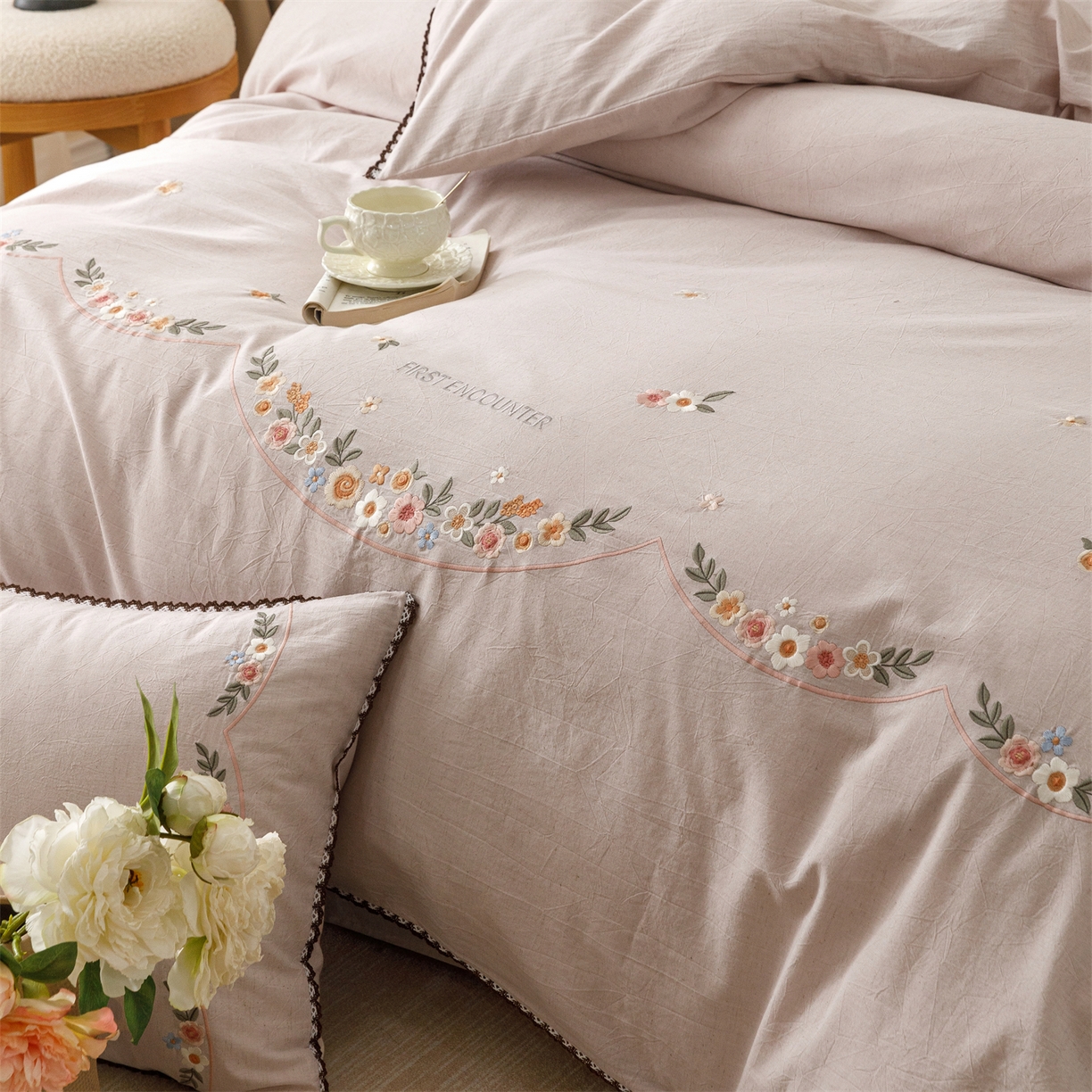 91家纺网 家纺一手货源 找家纺 艾莱家纺 2026新款棉麻刺绣花边款四件套花屿熙 花屿熙-浅紫