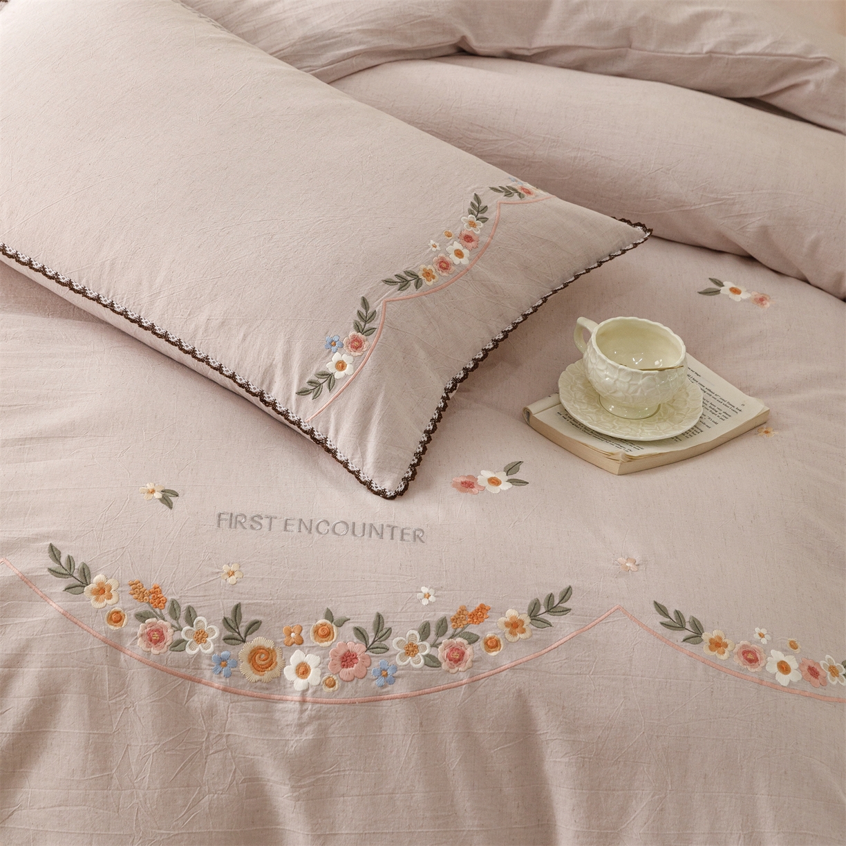 91家纺网 家纺一手货源 找家纺 艾莱家纺 2026新款棉麻刺绣花边款四件套花屿熙 花屿熙-浅紫