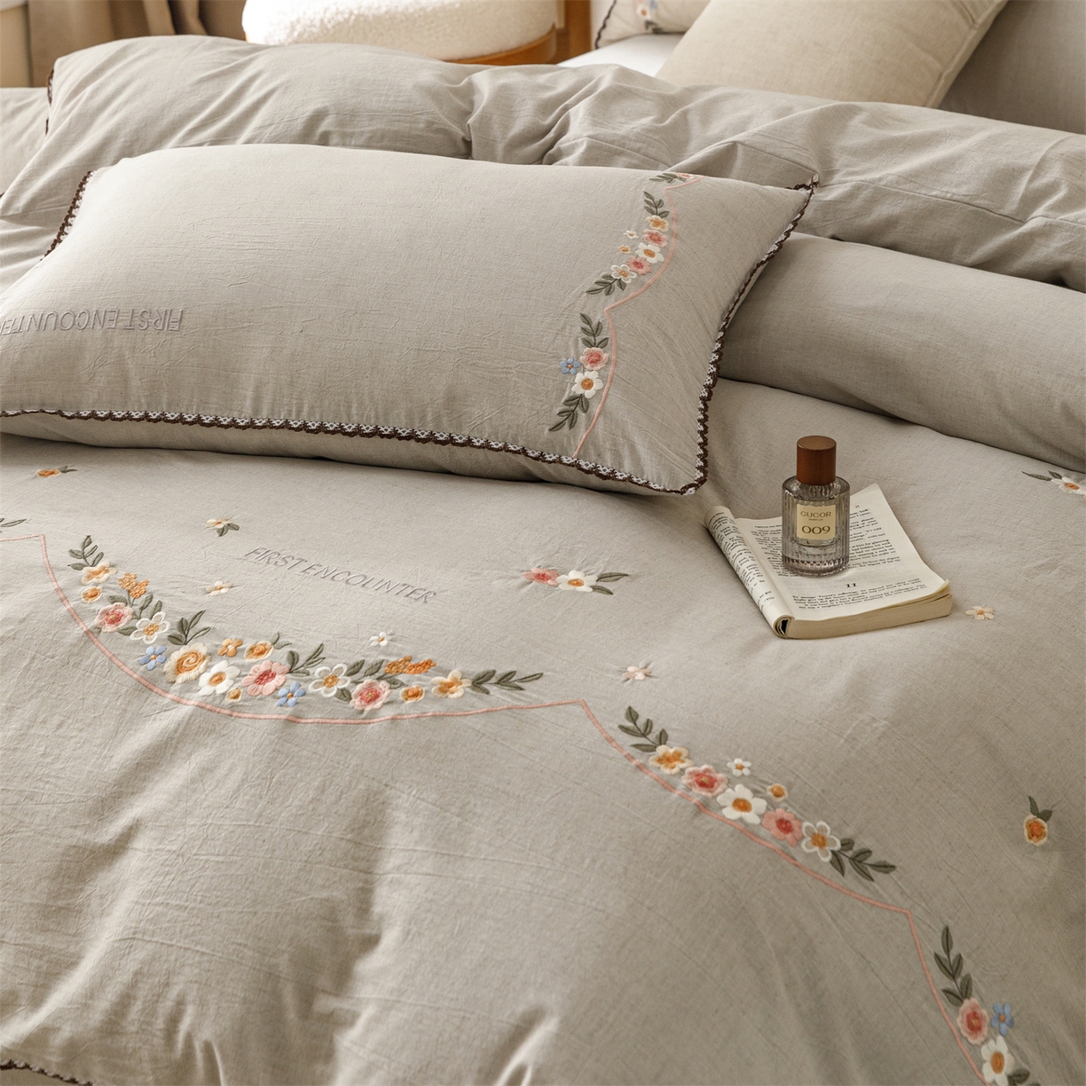 91家纺网 家纺一手货源 找家纺 艾莱家纺 2026新款棉麻刺绣花边款四件套花屿熙 花屿熙-灰色