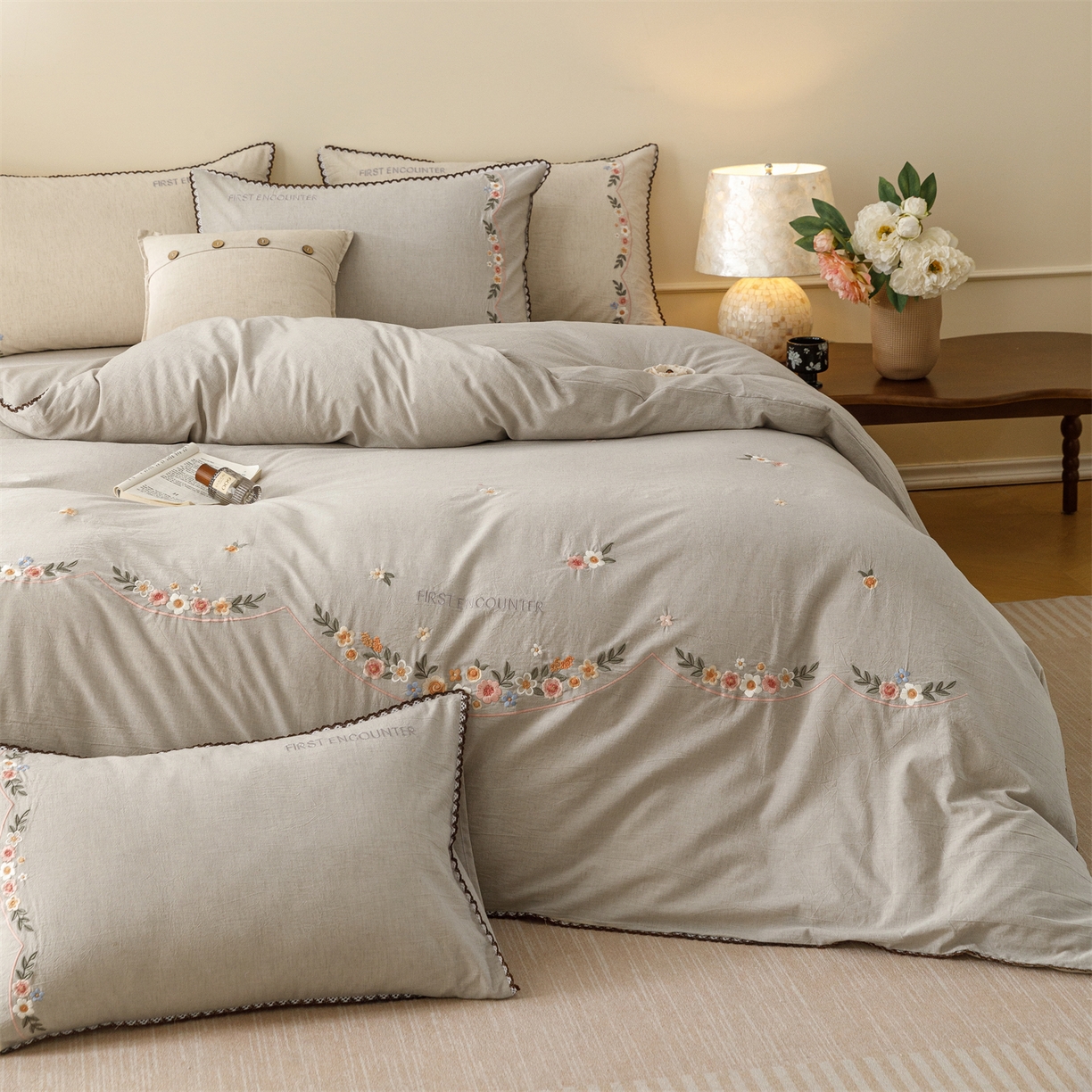 91家纺网 家纺一手货源 找家纺 艾莱家纺 2026新款棉麻刺绣花边款四件套花屿熙 花屿熙-灰色