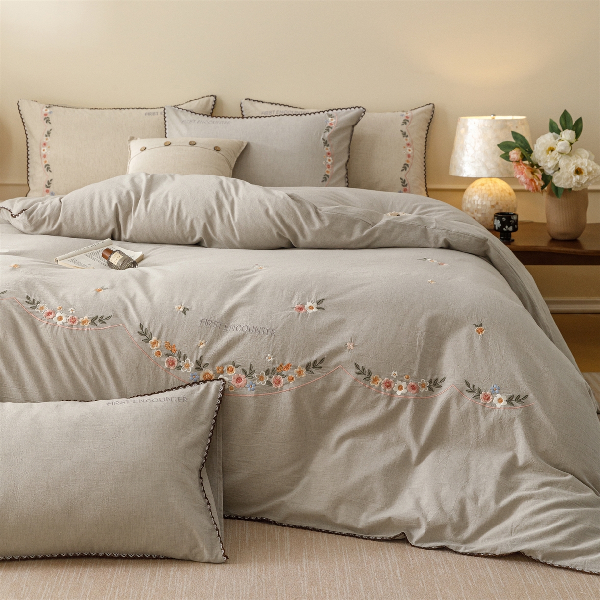 91家纺网 家纺一手货源 找家纺 艾莱家纺 2026新款棉麻刺绣花边款四件套花屿熙 花屿熙-灰色