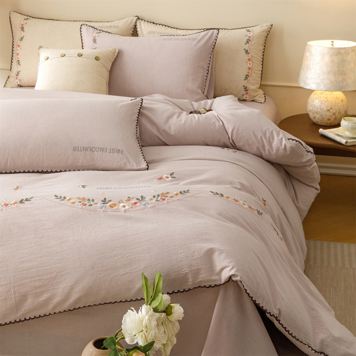 91家纺网 家纺一手货源 找家纺 艾莱家纺 2026新款棉麻刺绣花边款四件套花屿熙 花屿熙-浅紫