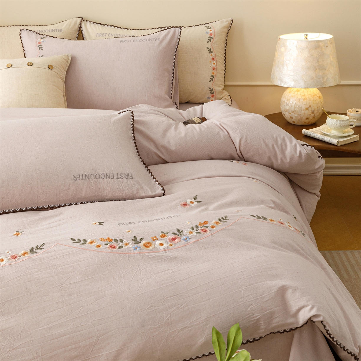 91家纺网 家纺一手货源 找家纺 艾莱家纺 2026新款棉麻刺绣花边款四件套花屿熙 花屿熙-浅紫