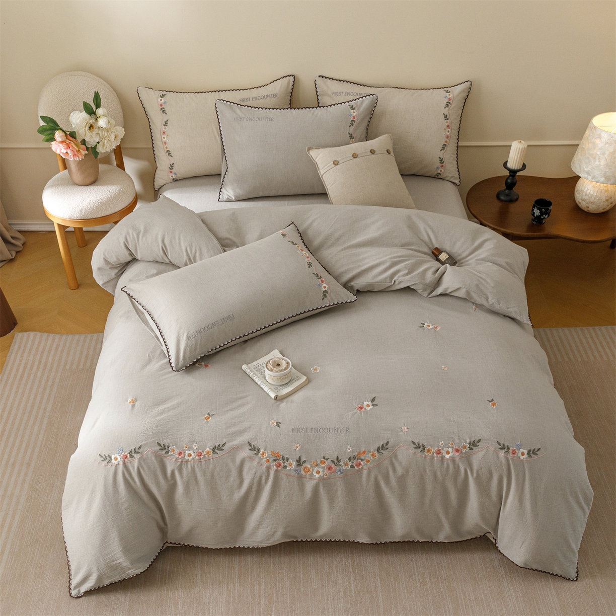 91家纺网 家纺一手货源 找家纺 艾莱家纺 2026新款棉麻刺绣花边款四件套花屿熙 花屿熙-灰色