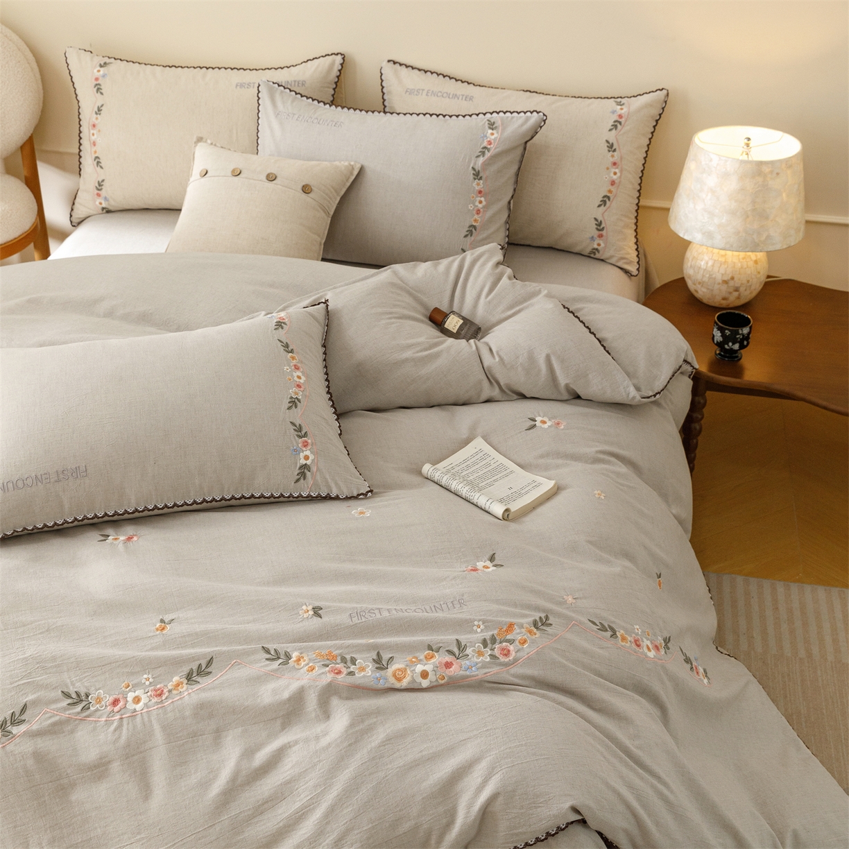 91家纺网 家纺一手货源 找家纺 艾莱家纺 2026新款棉麻刺绣花边款四件套花屿熙 花屿熙-灰色