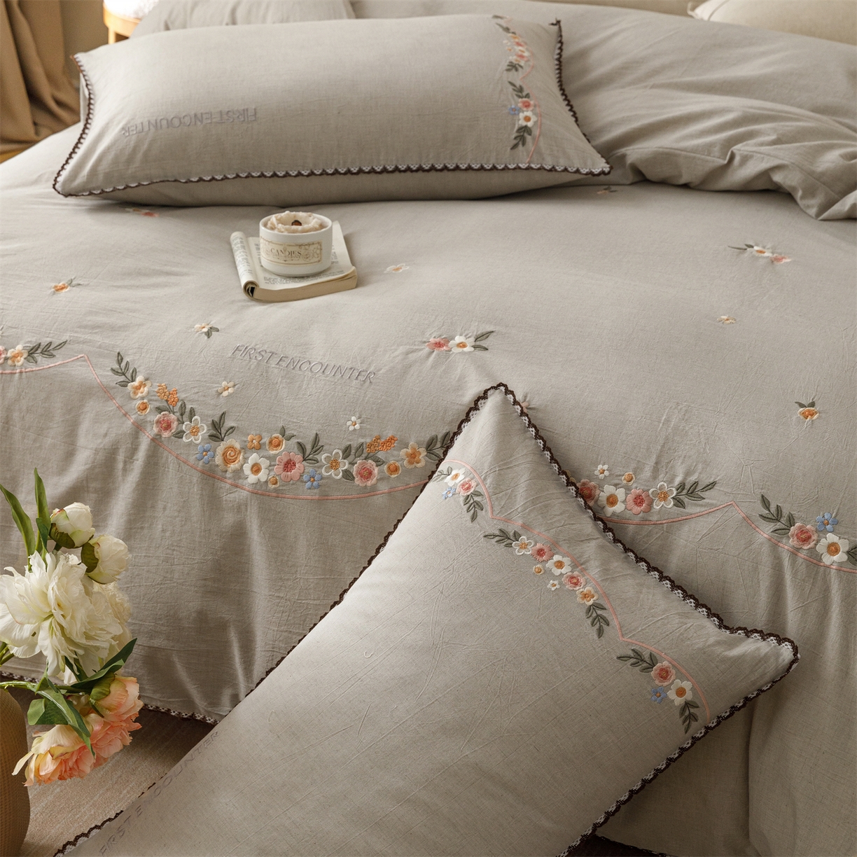 91家纺网 家纺一手货源 找家纺 艾莱家纺 2026新款棉麻刺绣花边款四件套花屿熙 花屿熙-灰色