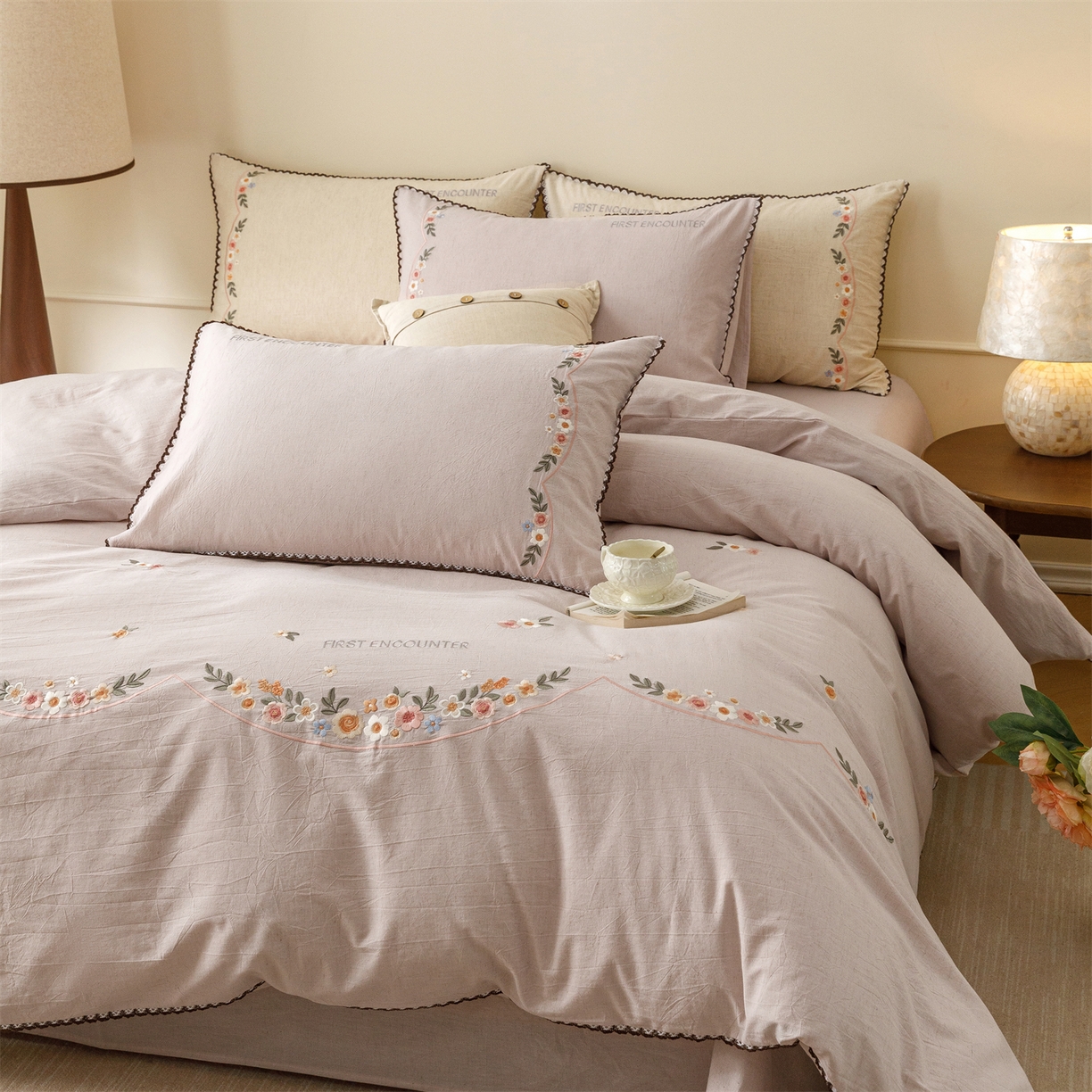 91家纺网 家纺一手货源 找家纺 艾莱家纺 2026新款棉麻刺绣花边款四件套花屿熙 花屿熙-浅紫