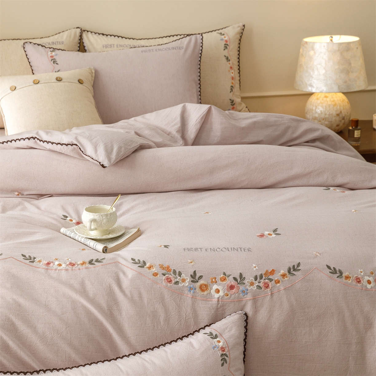 91家纺网 家纺一手货源 找家纺 艾莱家纺 2026新款棉麻刺绣花边款四件套花屿熙 花屿熙-浅紫