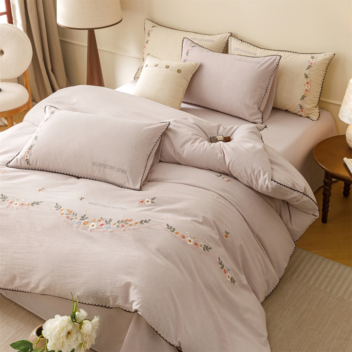 91家纺网 家纺一手货源 找家纺 艾莱家纺 2026新款棉麻刺绣花边款四件套花屿熙 花屿熙-浅紫