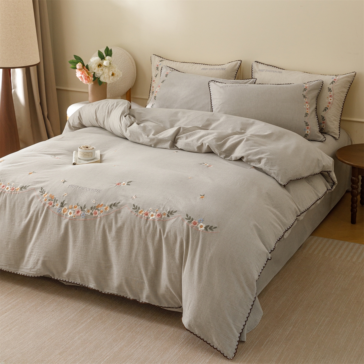 91家纺网 家纺一手货源 找家纺 艾莱家纺 2026新款棉麻刺绣花边款四件套花屿熙 花屿熙-灰色