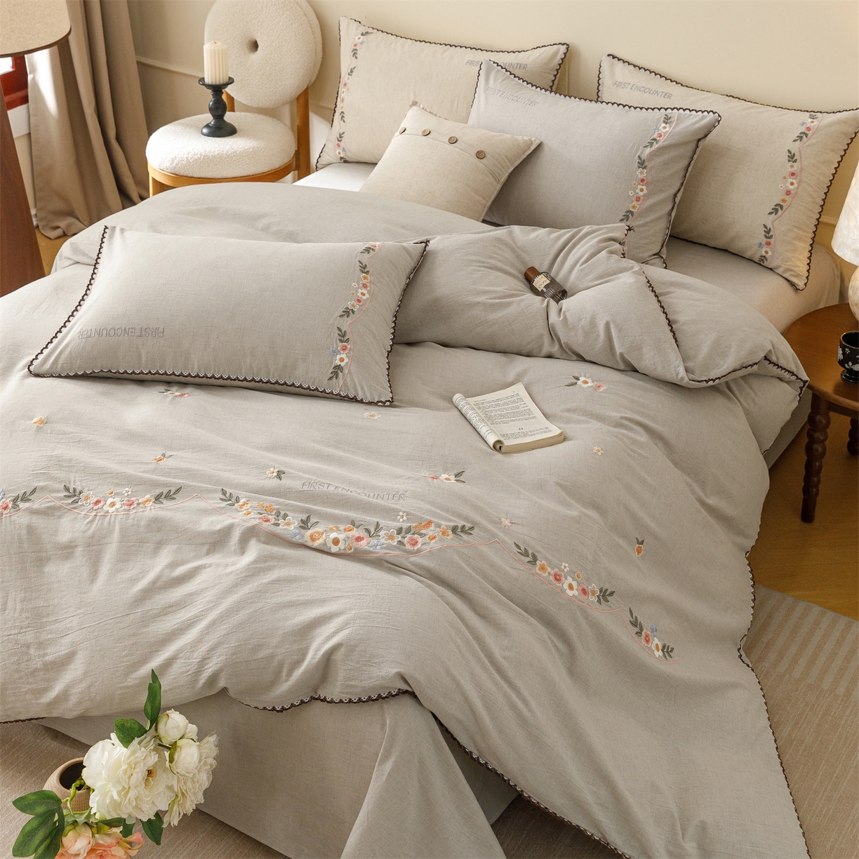 91家纺网 家纺一手货源 找家纺 艾莱家纺 2026新款棉麻刺绣花边款四件套花屿熙 花屿熙-灰色