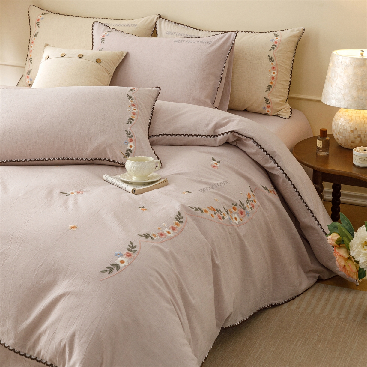 91家纺网 家纺一手货源 找家纺 艾莱家纺 2026新款棉麻刺绣花边款四件套花屿熙 花屿熙-浅紫