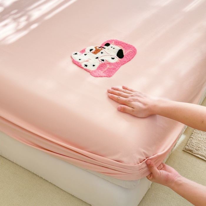 91家纺网 家纺一手货源 找家纺 欣宜家纺 2026新款卡通全棉纯棉纯色绣花床垫保护套罩单床笠床笠单件单品床笠 奶油粉