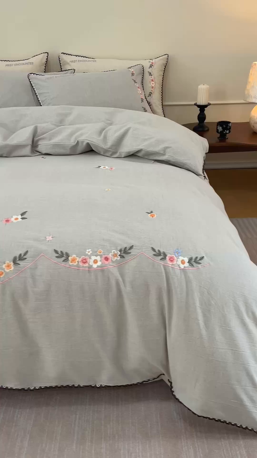 91家纺网 家纺一手货源 找家纺 艾莱家纺 2026新款棉麻刺绣花边款四件套花屿熙 花屿熙-灰色