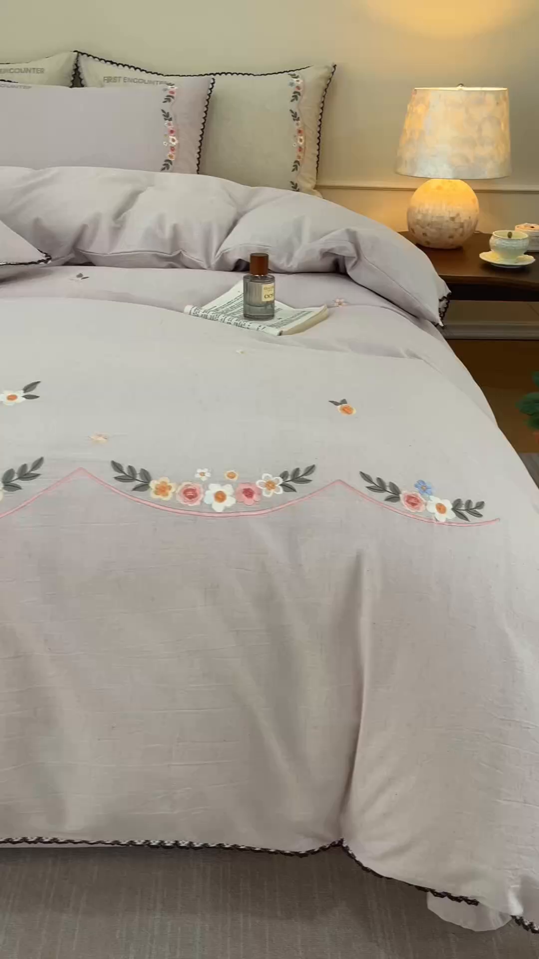 91家纺网 家纺一手货源 找家纺 艾莱家纺 2026新款棉麻刺绣花边款四件套花屿熙 花屿熙-浅紫