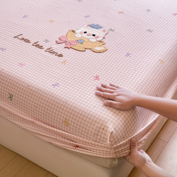 91家纺网 家纺一手货源 找家纺 欣宜家纺 2026新款13070全棉纯棉印花绣花卡通床垫保护套罩单床笠床笠单件单品床笠 曲奇粉