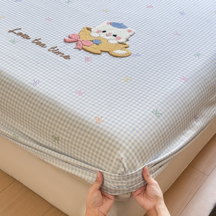 91家纺网 家纺一手货源 找家纺 欣宜家纺 2026新款13070全棉纯棉印花绣花卡通床垫保护套罩单床笠床笠单件单品床笠 曲奇蓝