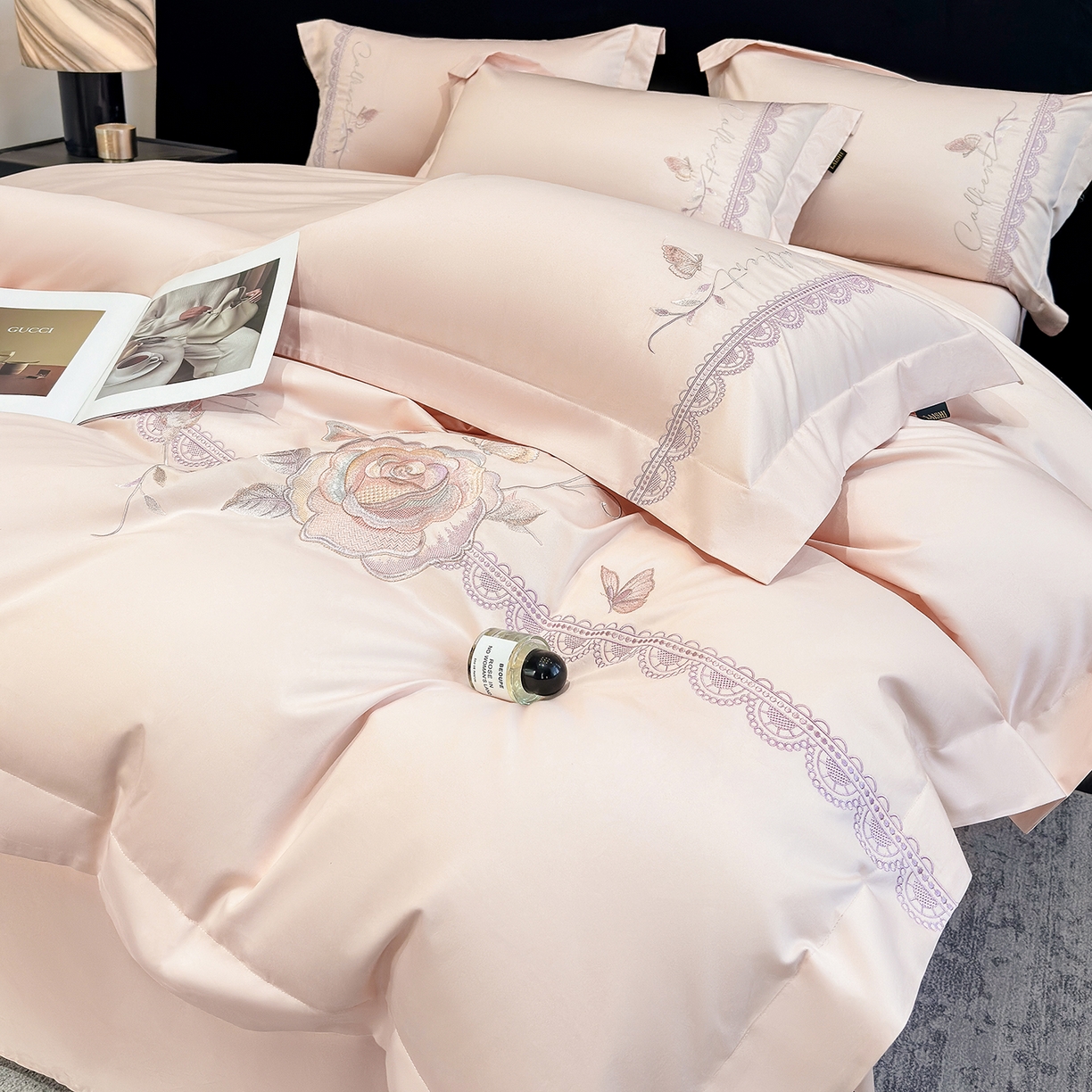 91家纺网 家纺一手货源 找家纺 （总）欣宜家纺 2026新款100支贡缎长绒棉纯棉无纸刺绣软绣花四件套高端礼盒-蝶曼影