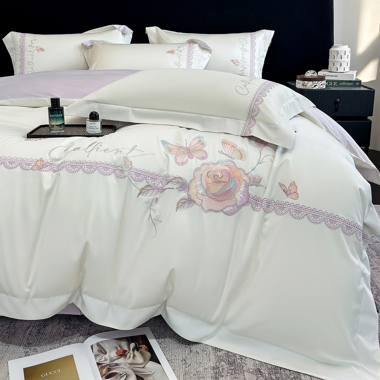 91家纺网 家纺一手货源 找家纺 欣宜家纺 2026新款100支贡缎长绒棉纯棉无纸刺绣软绣花四件套高端礼盒-蝶曼影 蝶曼影-白拼紫