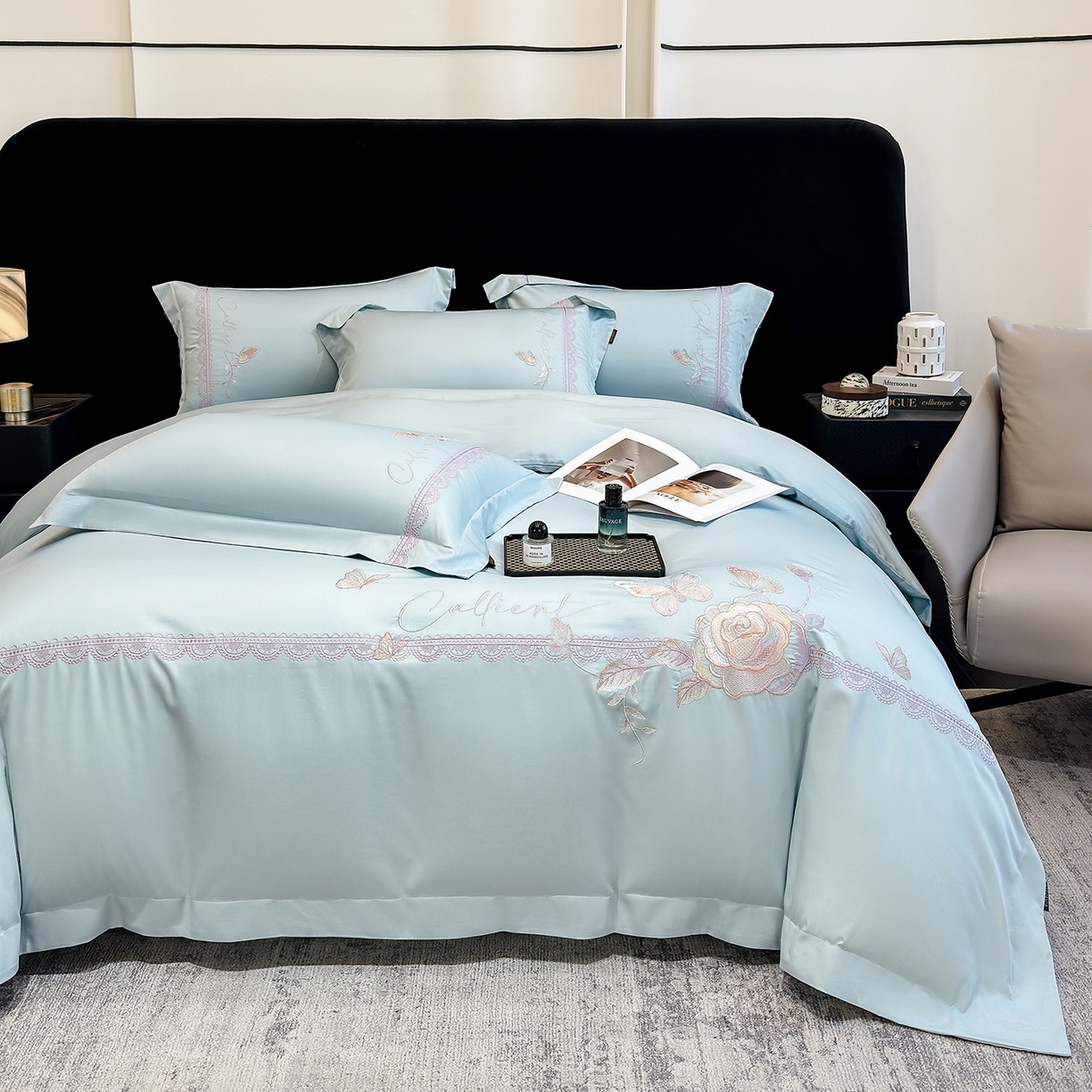 91家纺网 家纺一手货源 找家纺 欣宜家纺 2026新款100支贡缎长绒棉纯棉无纸刺绣软绣花四件套高端礼盒-蝶曼影 蝶曼影-天空蓝