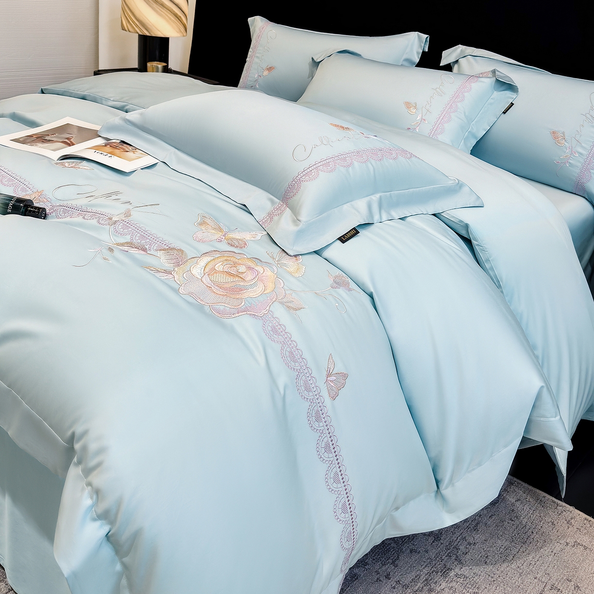 91家纺网 家纺一手货源 找家纺 欣宜家纺 2026新款100支贡缎长绒棉纯棉无纸刺绣软绣花四件套高端礼盒-蝶曼影 蝶曼影-天空蓝