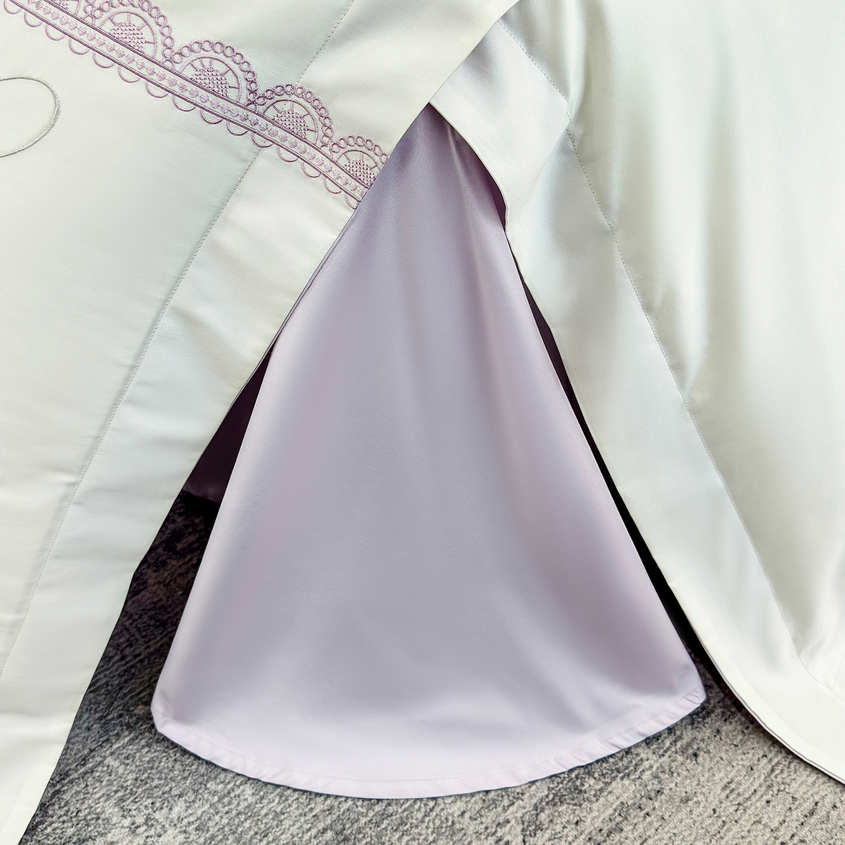 91家纺网 家纺一手货源 找家纺 欣宜家纺 2026新款100支贡缎长绒棉纯棉无纸刺绣软绣花四件套高端礼盒-蝶曼影 蝶曼影-白拼紫