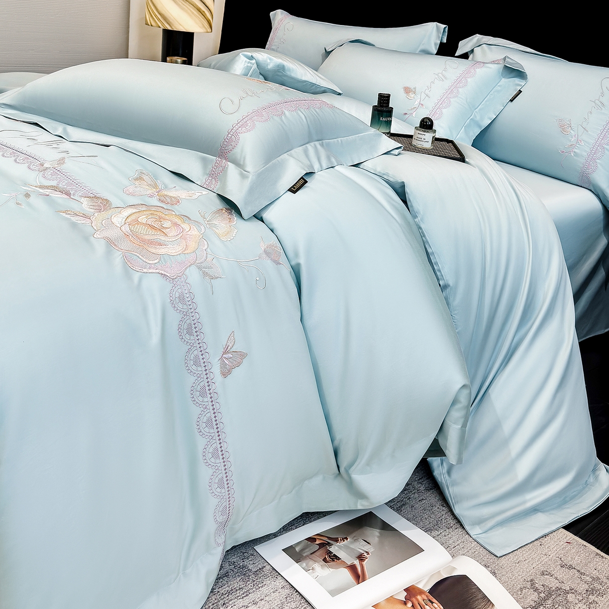 91家纺网 家纺一手货源 找家纺 欣宜家纺 2026新款100支贡缎长绒棉纯棉无纸刺绣软绣花四件套高端礼盒-蝶曼影 蝶曼影-天空蓝