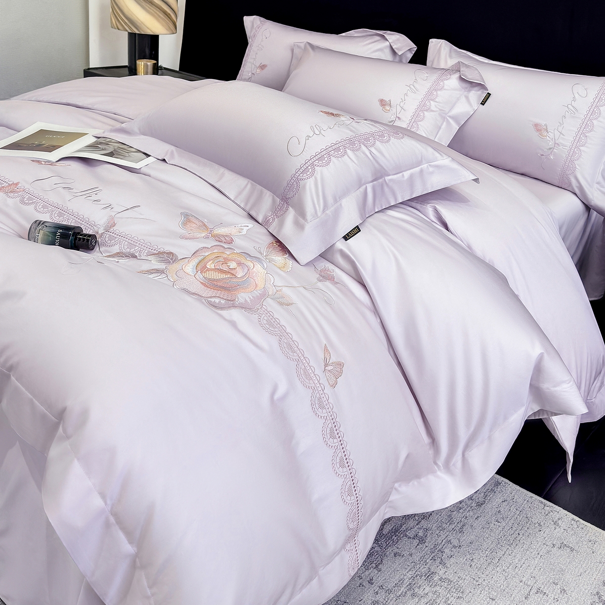 91家纺网 家纺一手货源 找家纺 欣宜家纺 2026新款100支贡缎长绒棉纯棉无纸刺绣软绣花四件套高端礼盒-蝶曼影 蝶曼影-梦幻紫