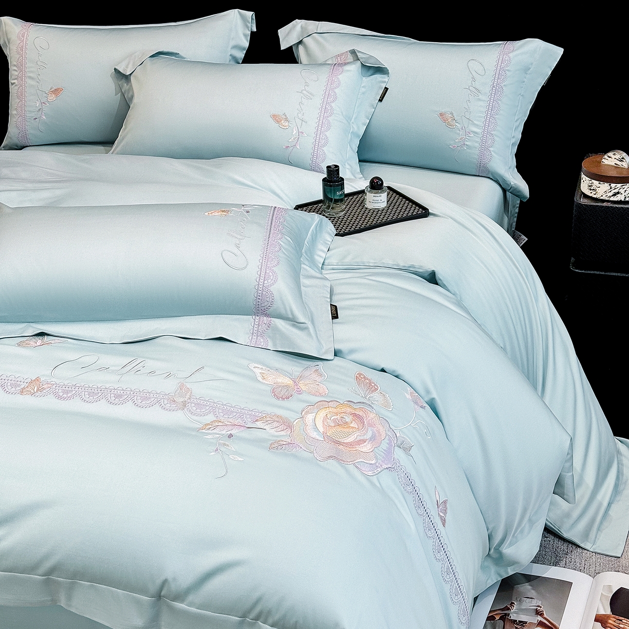 91家纺网 家纺一手货源 找家纺 欣宜家纺 2026新款100支贡缎长绒棉纯棉无纸刺绣软绣花四件套高端礼盒-蝶曼影 蝶曼影-天空蓝