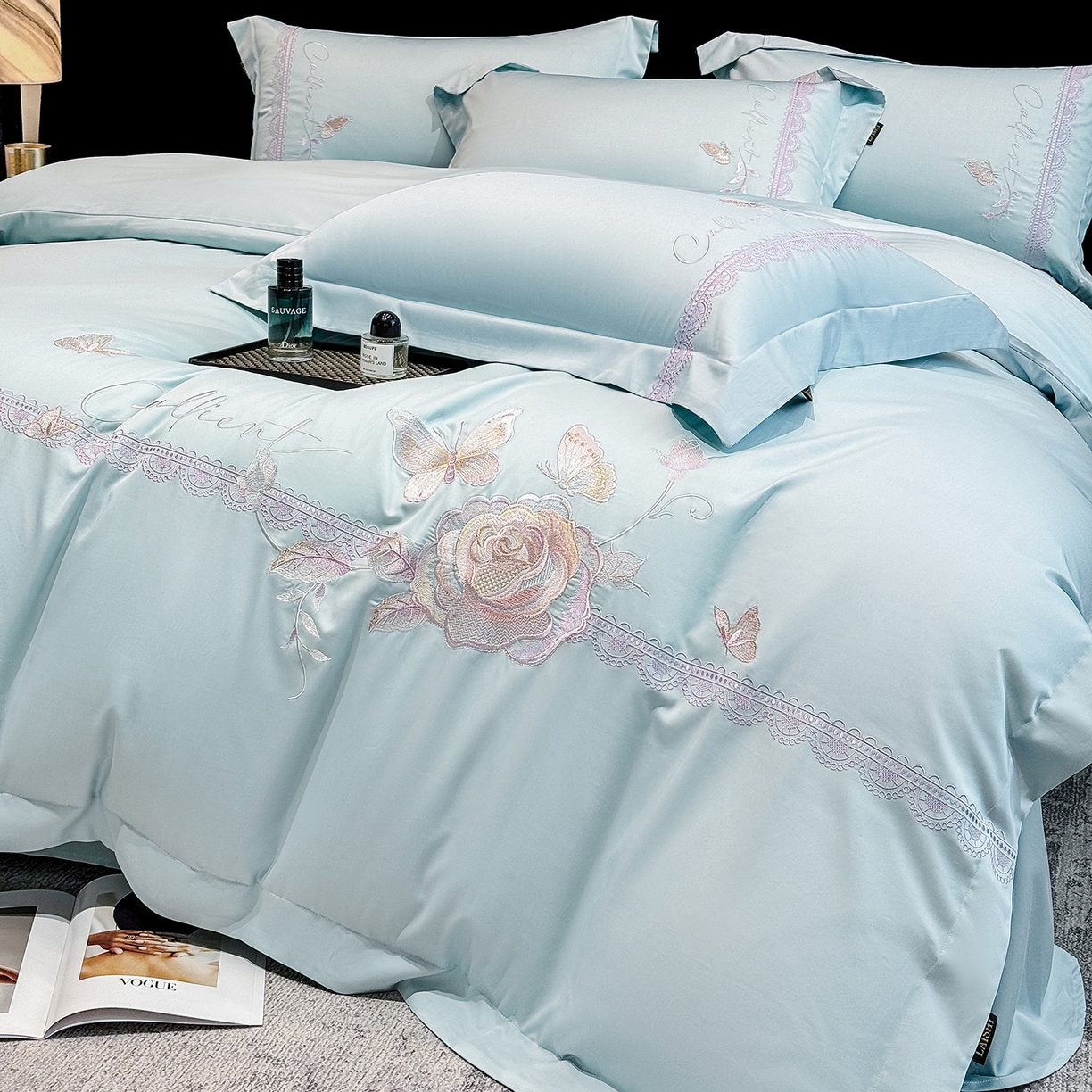 91家纺网 家纺一手货源 找家纺 欣宜家纺 2026新款100支贡缎长绒棉纯棉无纸刺绣软绣花四件套高端礼盒-蝶曼影 蝶曼影-天空蓝