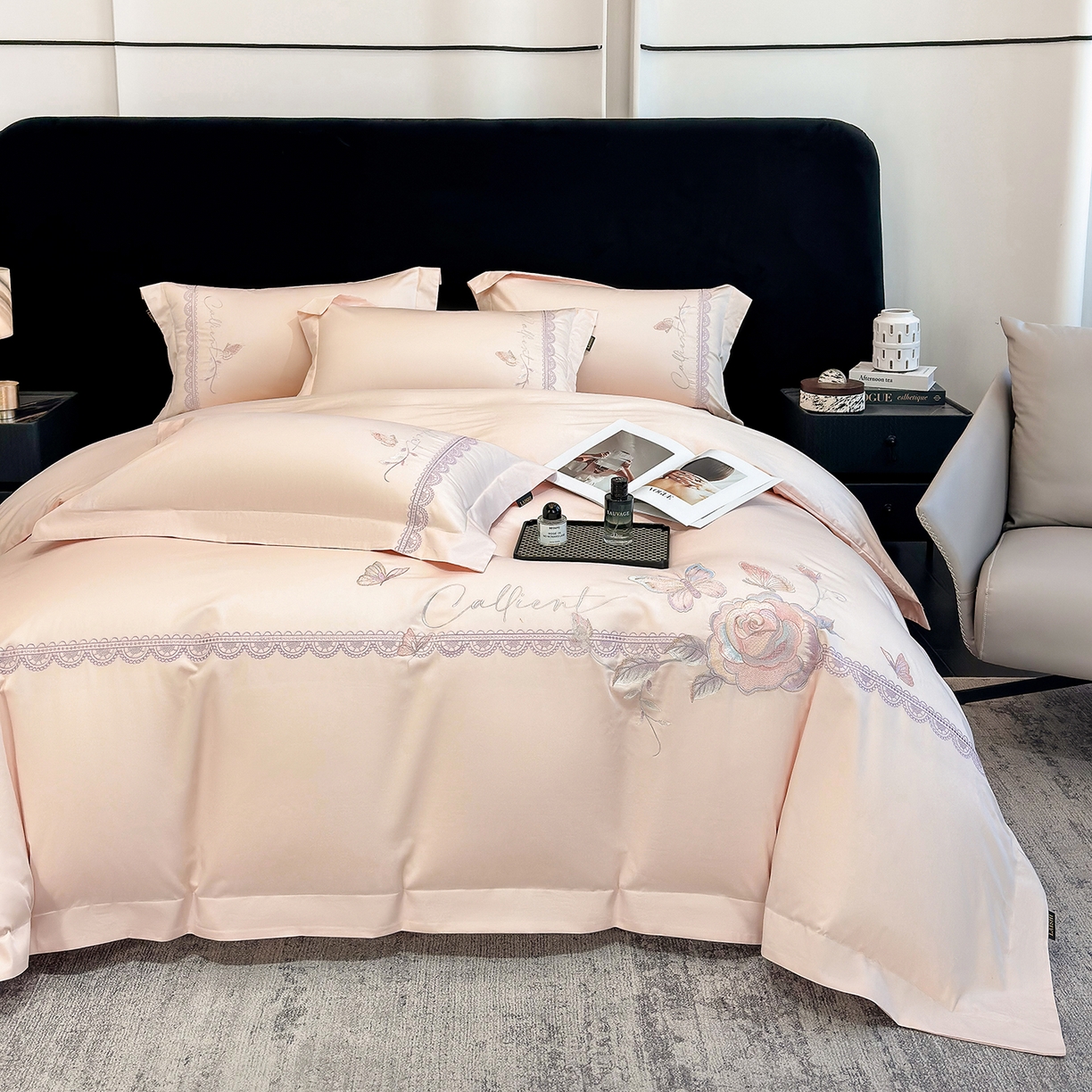 91家纺网 家纺一手货源 找家纺 欣宜家纺 2026新款100支贡缎长绒棉纯棉无纸刺绣软绣花四件套高端礼盒-蝶曼影 蝶曼影-轻奢粉