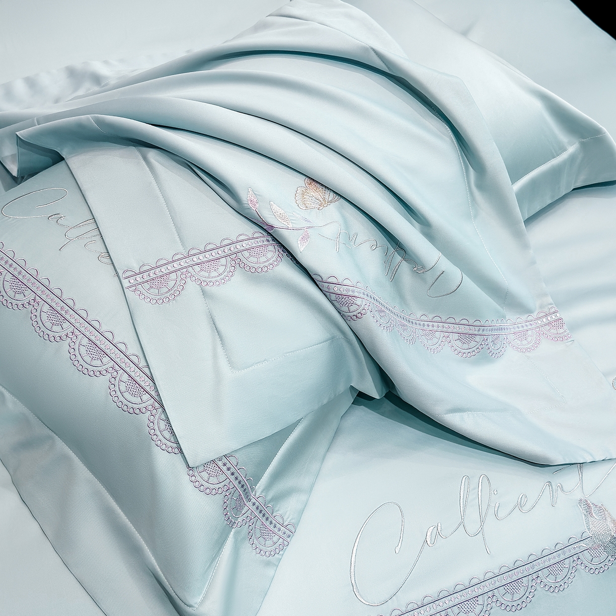 91家纺网 家纺一手货源 找家纺 欣宜家纺 2026新款100支贡缎长绒棉纯棉无纸刺绣软绣花四件套高端礼盒-蝶曼影 蝶曼影-天空蓝